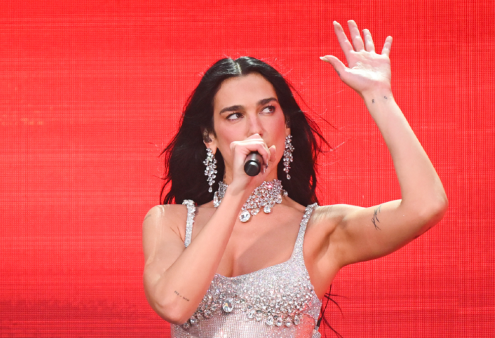 Dua Lipa rende omaggio a Sinead O’Connor cantando Nothing Compares 2 U. Il video