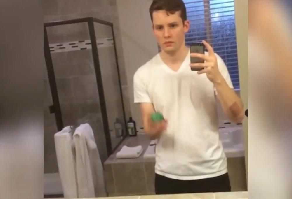 Come fa la palla ad attraversare lo specchio?