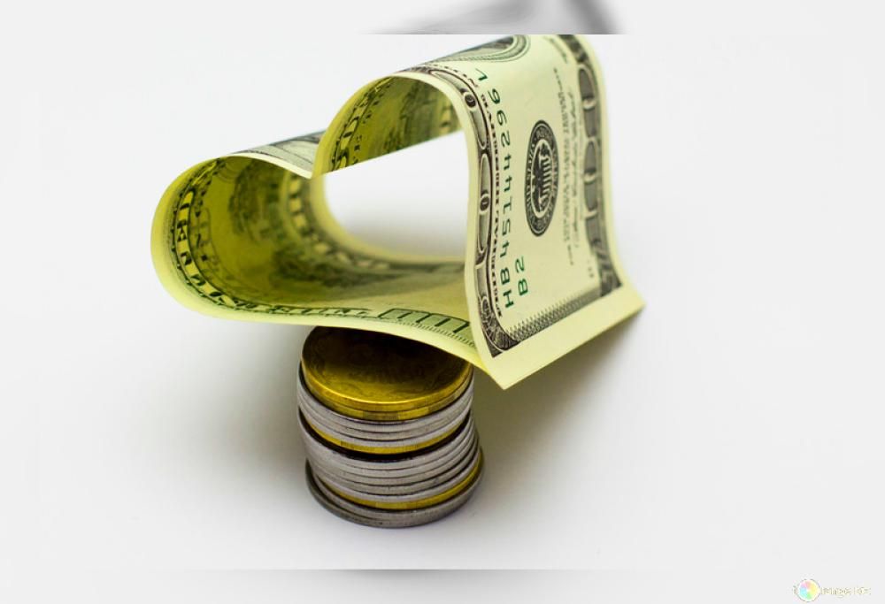 I dipendenti guadagnano poco: il capo si riduce lo stipendio per concedere loro un aumento