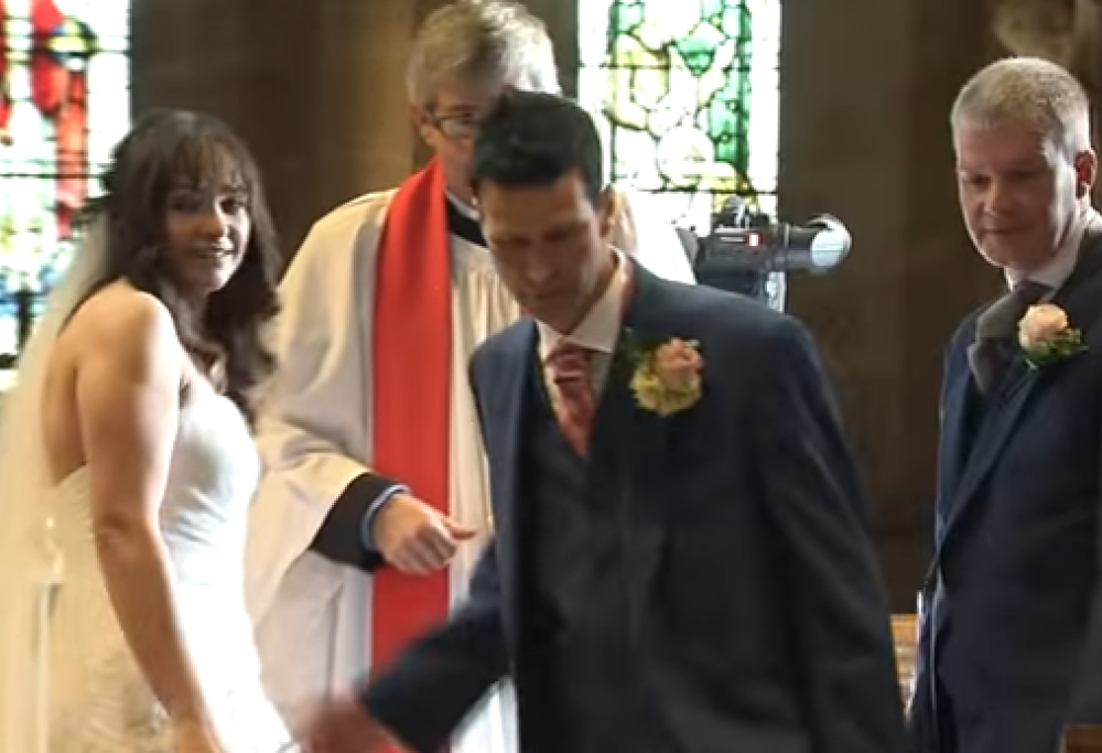 Le fedi non  ci sono. Sposo scappa dall’altare e sorprende tutti con un video