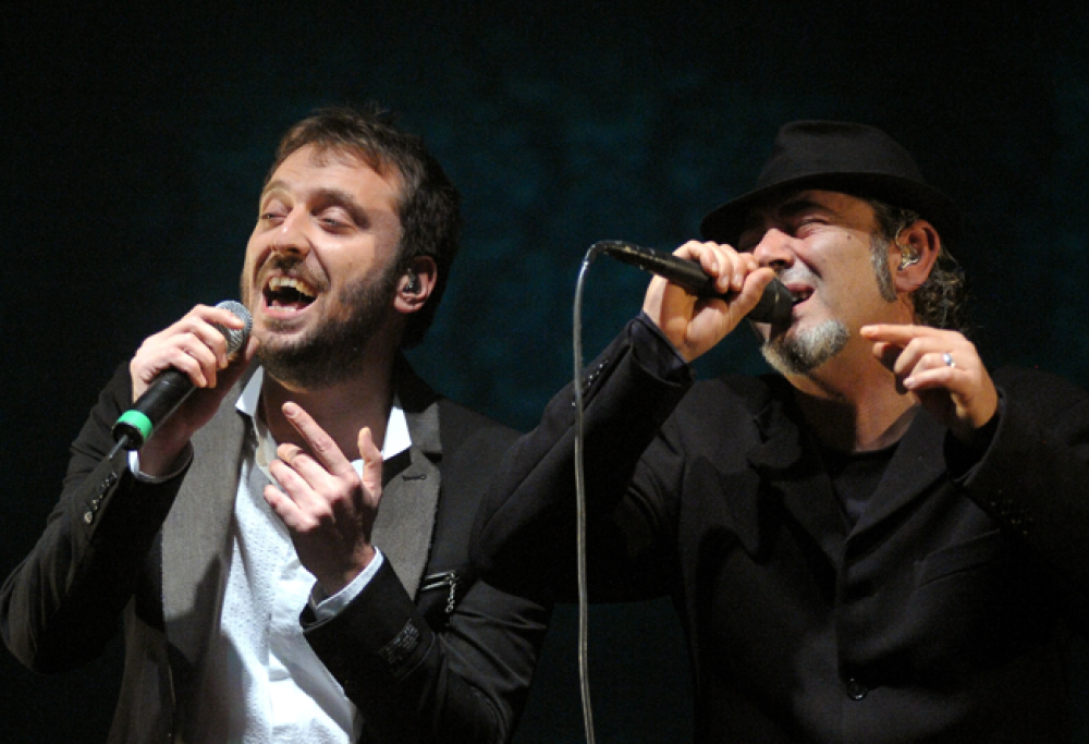 Luca Carboni canta Mare mare con Elisa, Jovanotti e Cremonini: il video emozionante