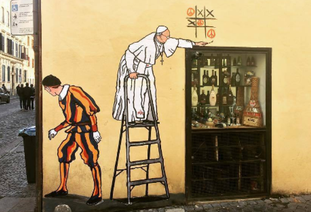 Papa Francesco gioca a tris sui muri di Roma.