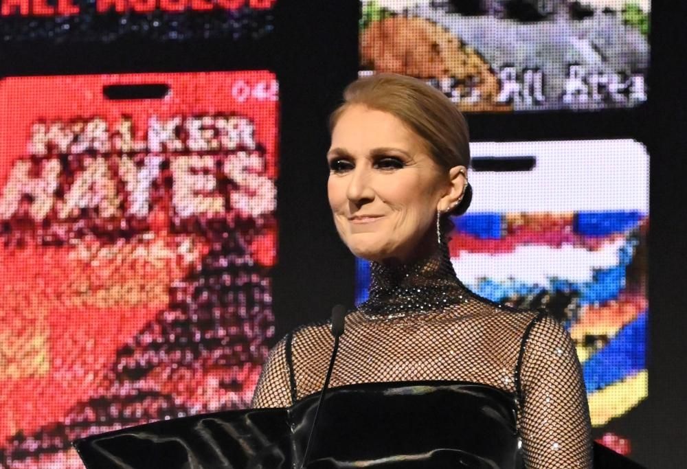 Céline Dion: la standing ovation durante il suo discorso nella prima apparizione pubblica dalle Olimpiadi