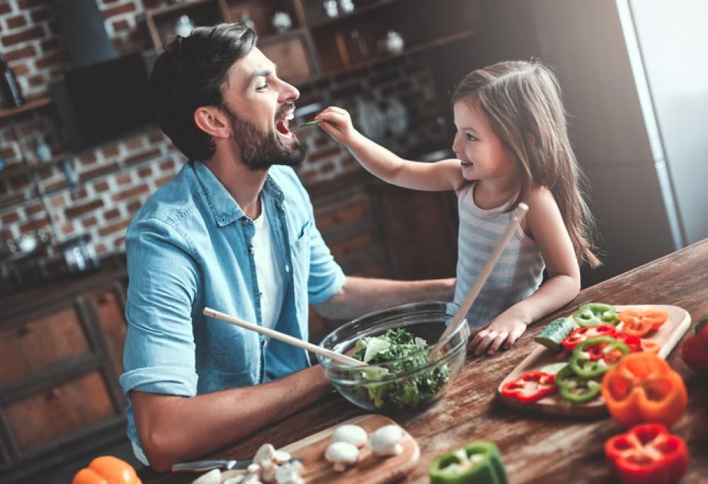 Stare in casa vi fa svuotare il frigorifero? Ecco le strategie per mangiar bene, senza chili di troppo