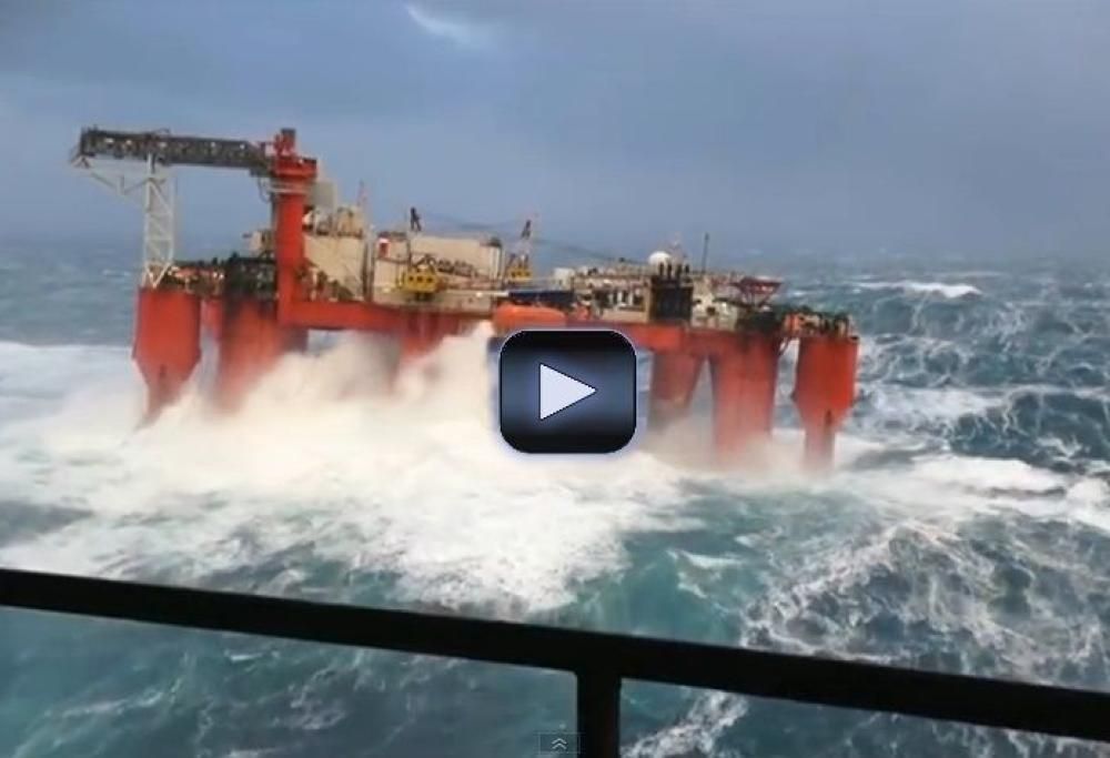 Onda travolte la piattaforma in mare aperto