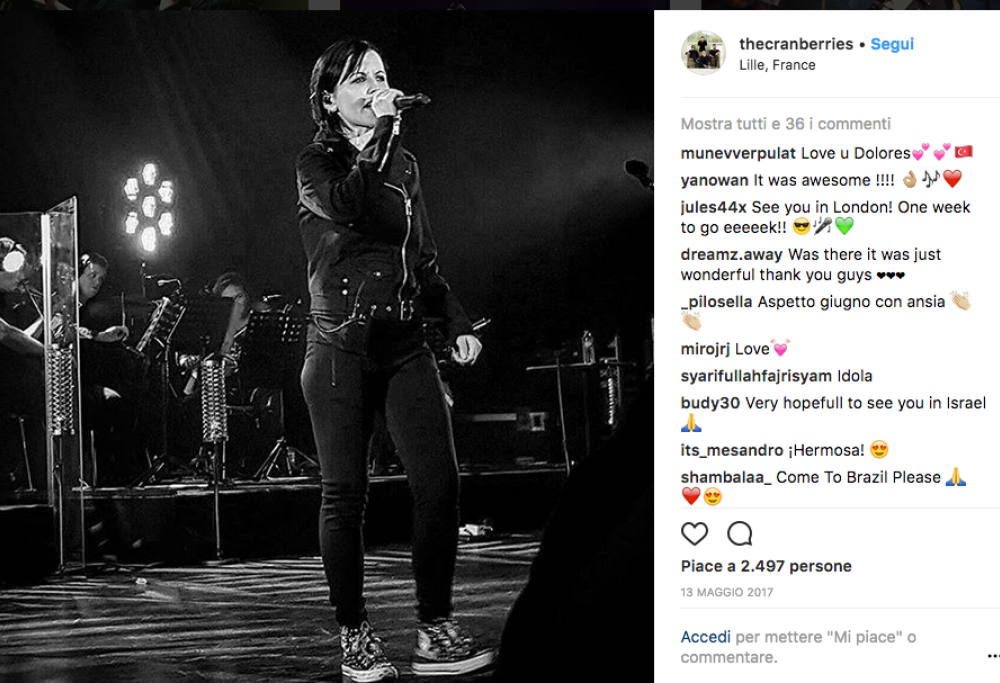 Dolores O’Riordan: a Limerick i fan cantano Zombie per ricordarla