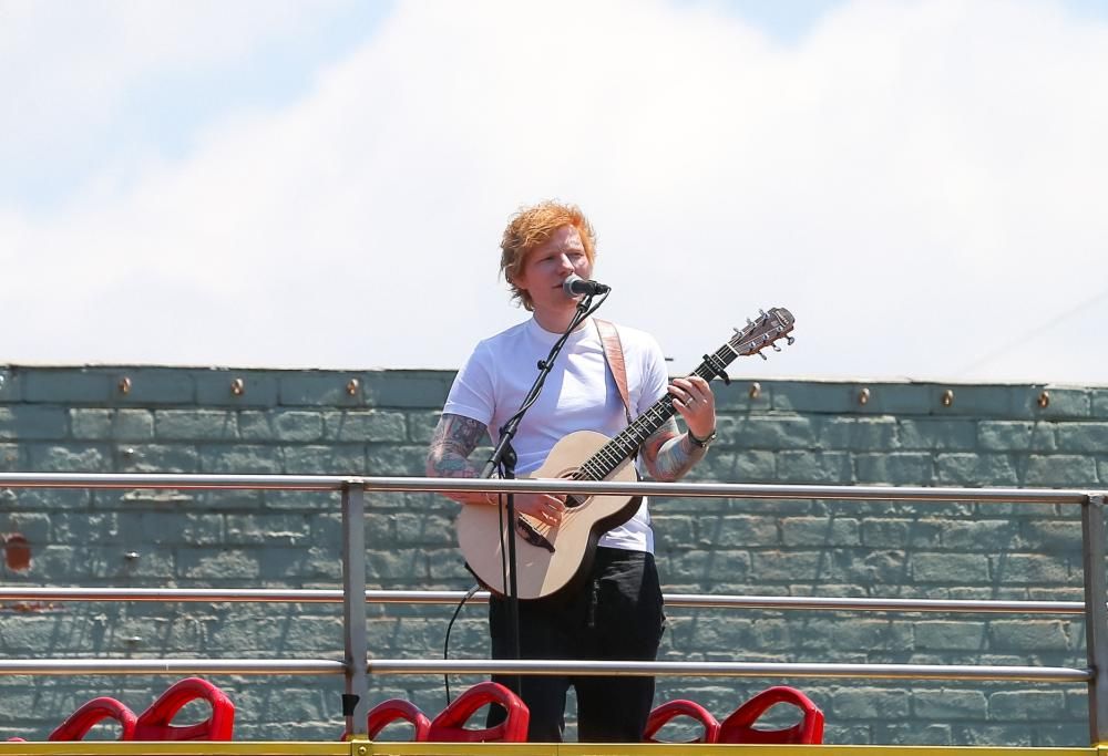 Ed Sheeran adesso suona sul tetto di un furgone. E regala gelati ai fan