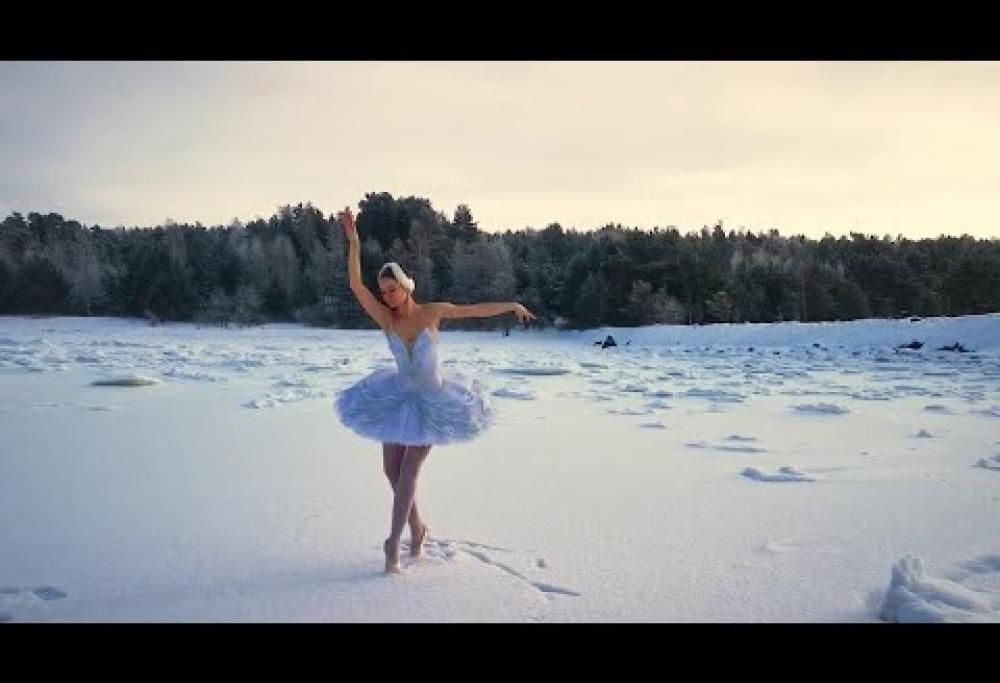 Danza sul ghiaccio per salvare i cigni: la meravigliosa esibizione della ballerina russa