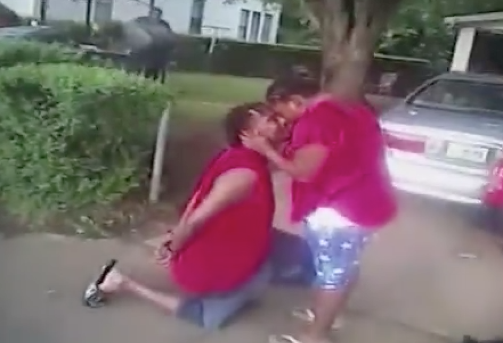 Chiede alla fidanzata di sposarlo, mentre la polizia lo sta arrestando