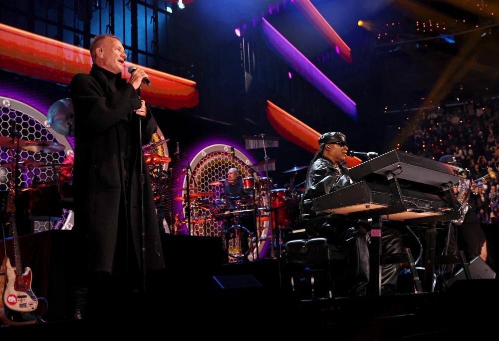 Sting e Stevie Wonder suonano al concerto di beneficenza Fire Aid dopo gli incendi di Los Angeles: il video