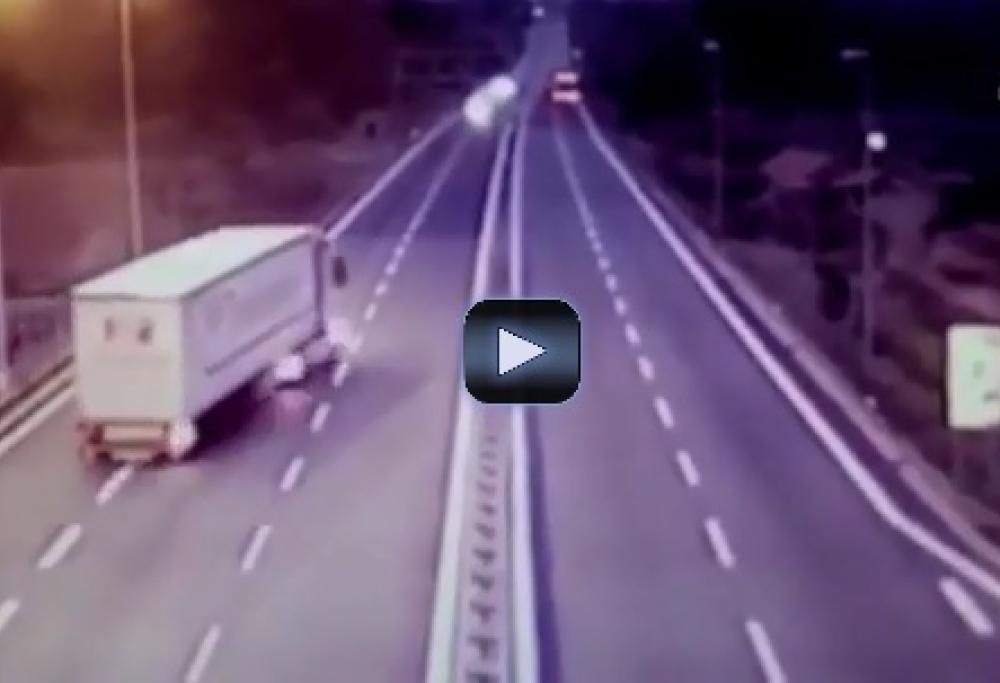 TIR contromano sulla A10. Schianto evitato per miracolo