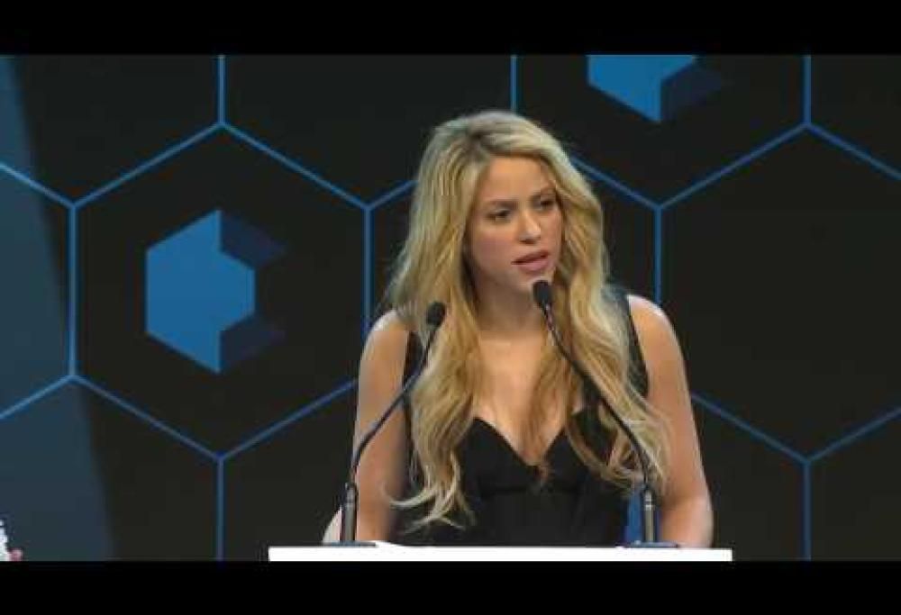 Shakira premiata per il suo impegno umanitario al World Economic Forum