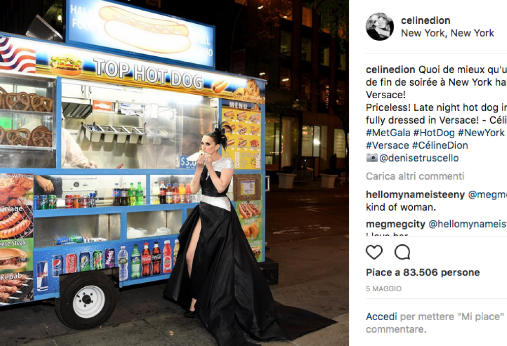 Lezioni di stile: Celine Dion mostra come è possibile essere chic anche mangiando un panino in strada!