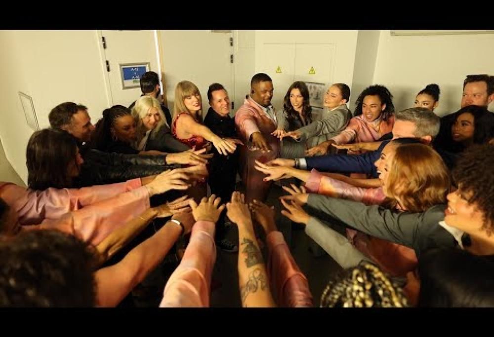 Taylor Swift rivela il dietro le quinte del suo Eras Tour: il video