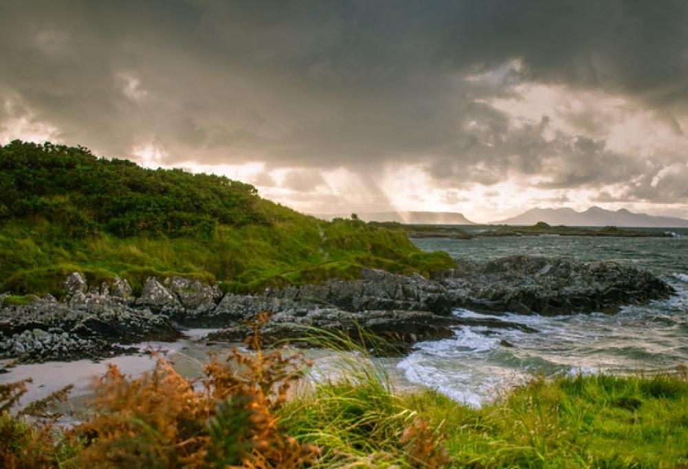 “Turisti per la vita”, l’annuncio per vivere tra cervi e capre in un’isola della Scozia
