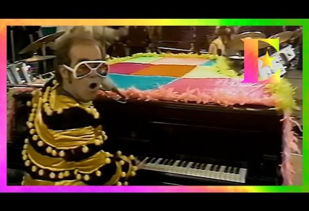 Elton John pubblica il video della sua prima esecuzione di The Bitch Is Back