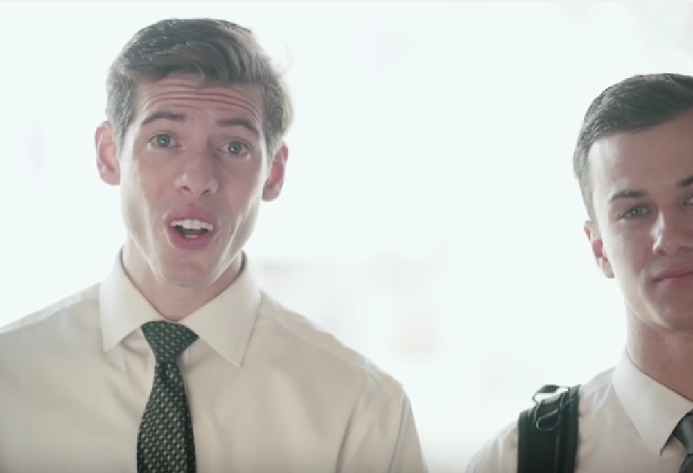 “Hello” di Adele nella parodia irresistibile di due predicatori mormoni: bravissimi, intonati e… totalmente esilaranti!