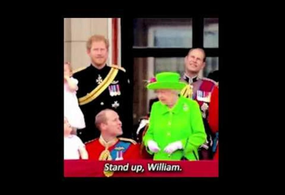 La regina Elisabetta rimprovera il principe: “Tirati su!”