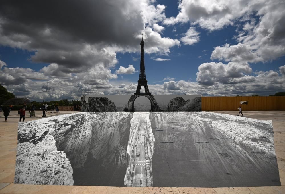 La Tour Eiffel e quell’incredibile scogliera che si è materializzata ai suoi piedi