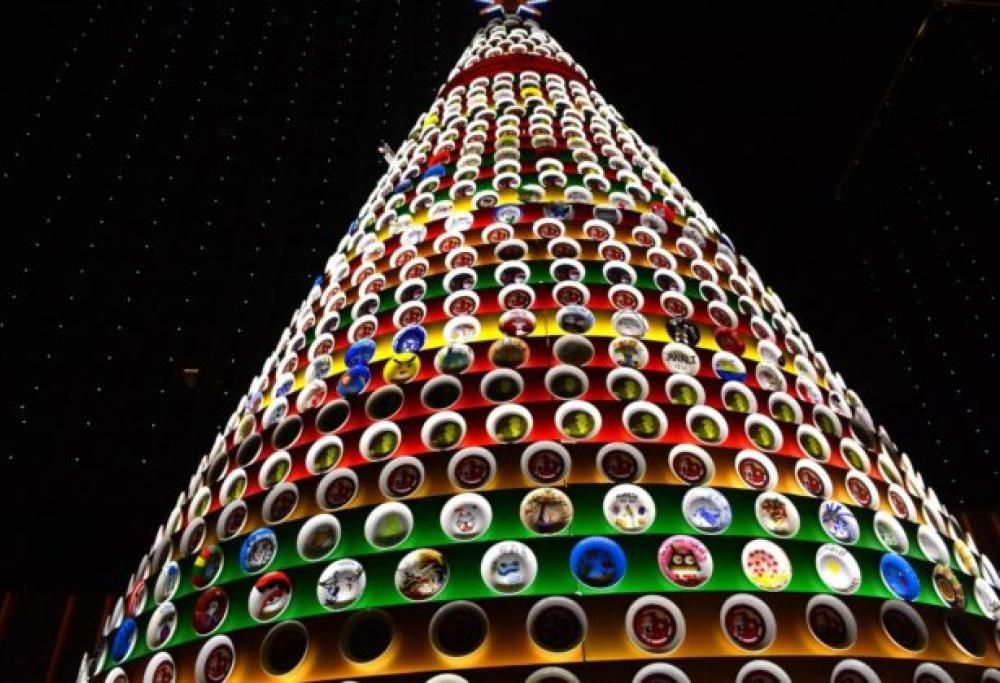 3mila piatti di porcellana: ecco l’incredibile albero di Natale cinese