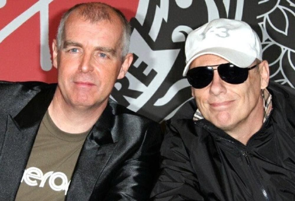 I Pet Shop Boys eseguono All The Young Dudes di David Bowie. Il video