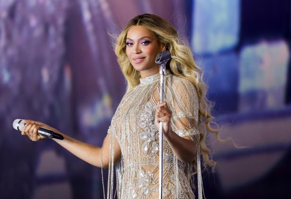 Beyoncé: sul palco dello show di Parigi sale a sorpresa Jay – Z. Il video