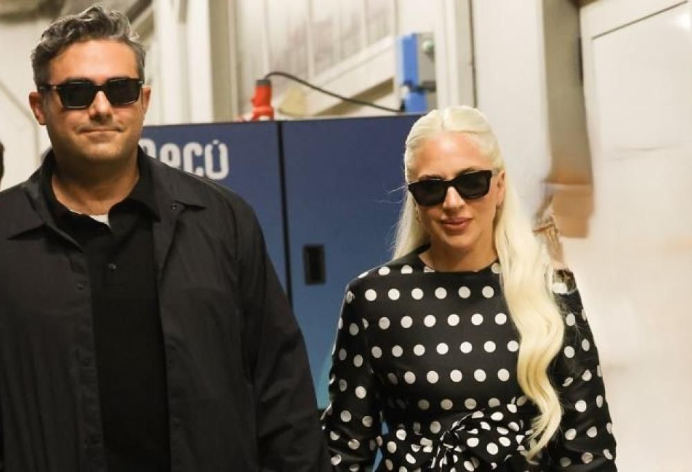 Lady Gaga arriva a Venezia, tra baci e pois: il video
