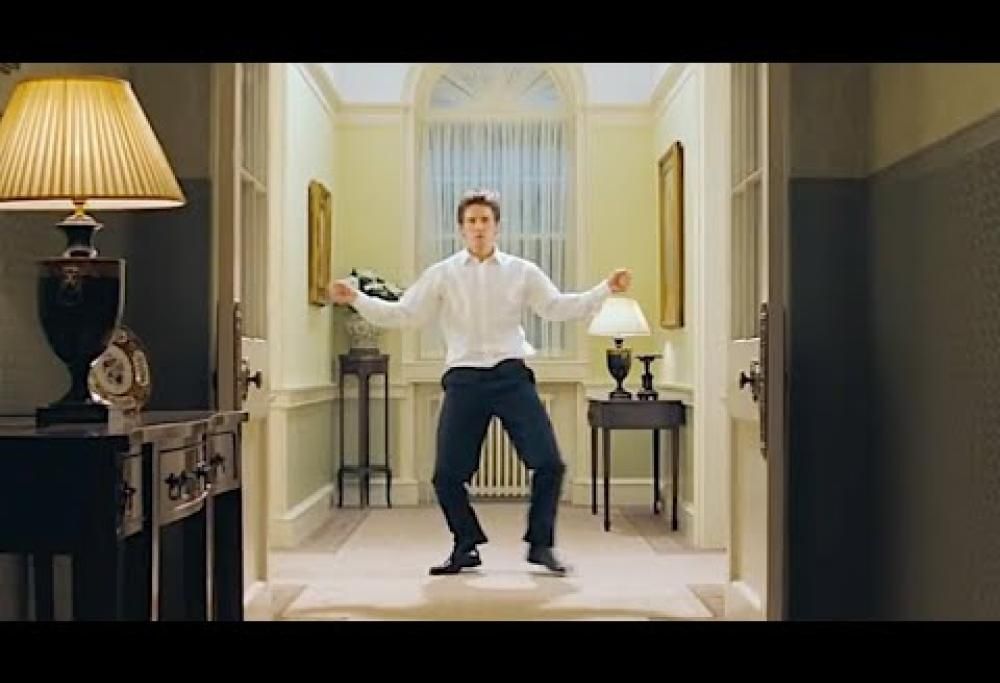 Hugh Grant serve il pranzo a 500 anziani bisognosi a Londra: le foto