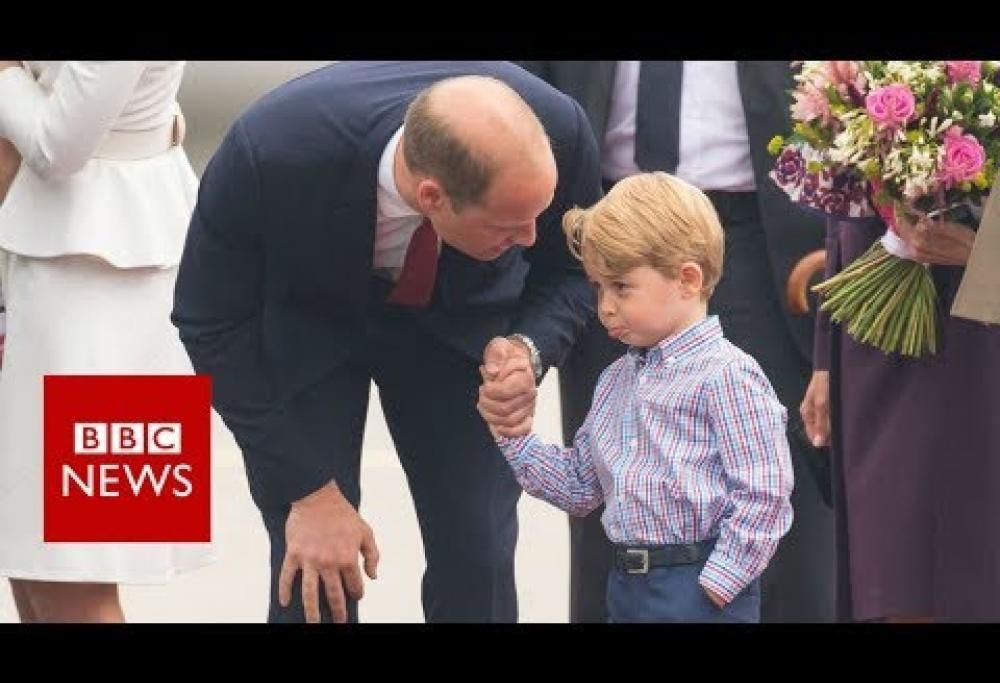 Il principino timido:  il piccolo George, figlio di William e Kate,  si spaventa per i fotografi. E il papà lo rassicura