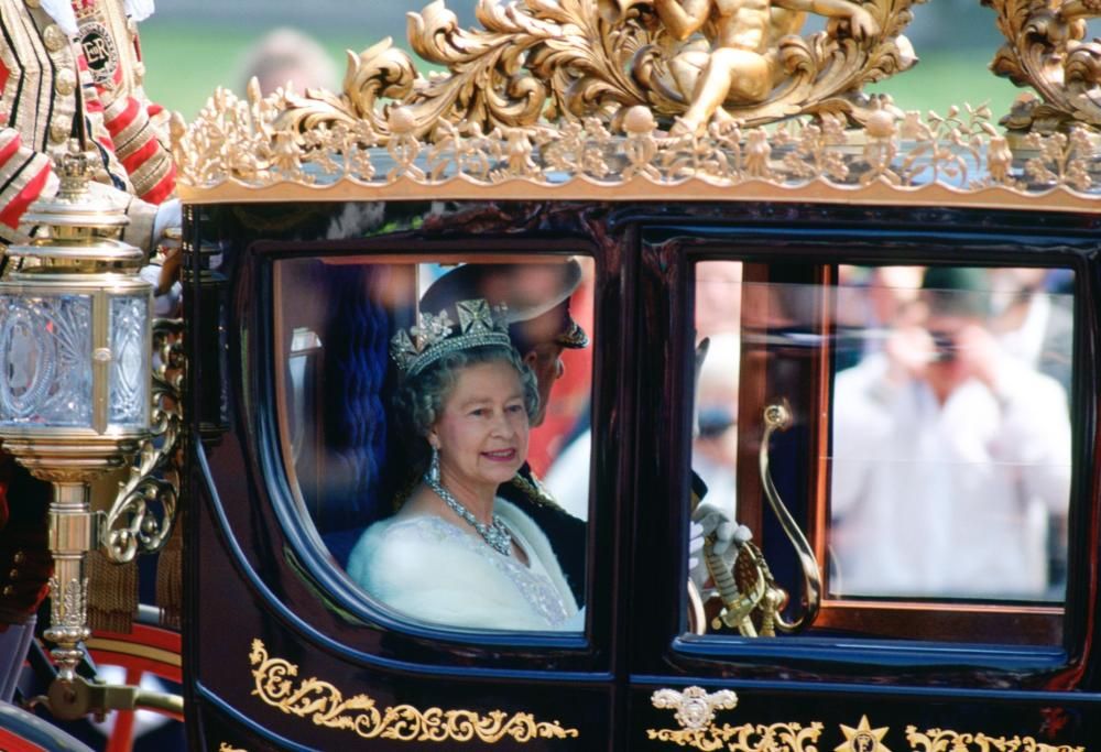 La Regina Elisabetta II: ecco tutte le volte che ha infranto l’etichetta di corte