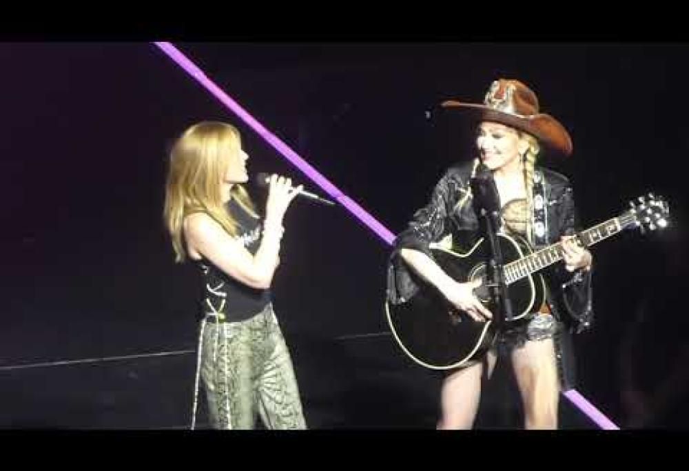 Madonna e Kylie Minogue eseguono I Will Survive: il video
