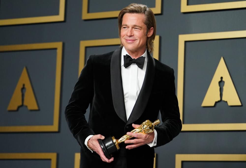 Oscar 2020: Brad Pitt vincitore abbraccia DiCaprio
