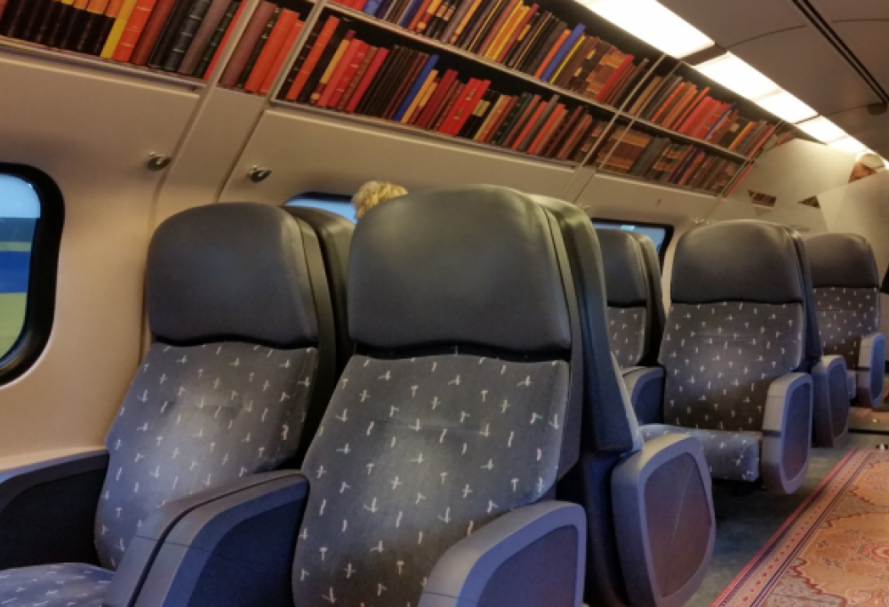 Il vagone biblioteca per viaggiare immersi nella lettura. La novità sui treni olandesi