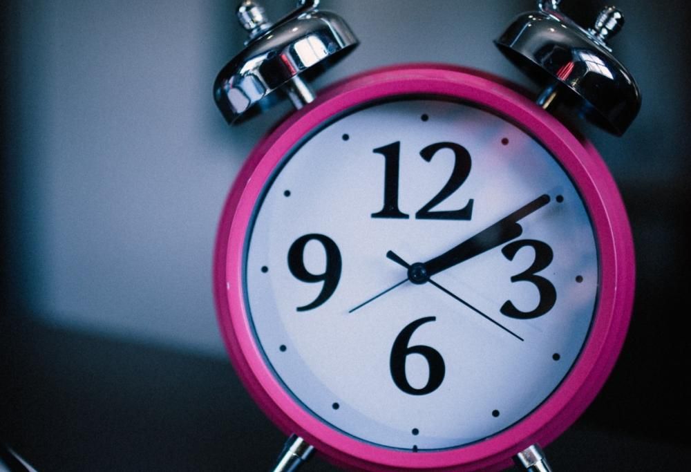 Ecco perché ci svegliamo… un minuto prima che suoni la sveglia