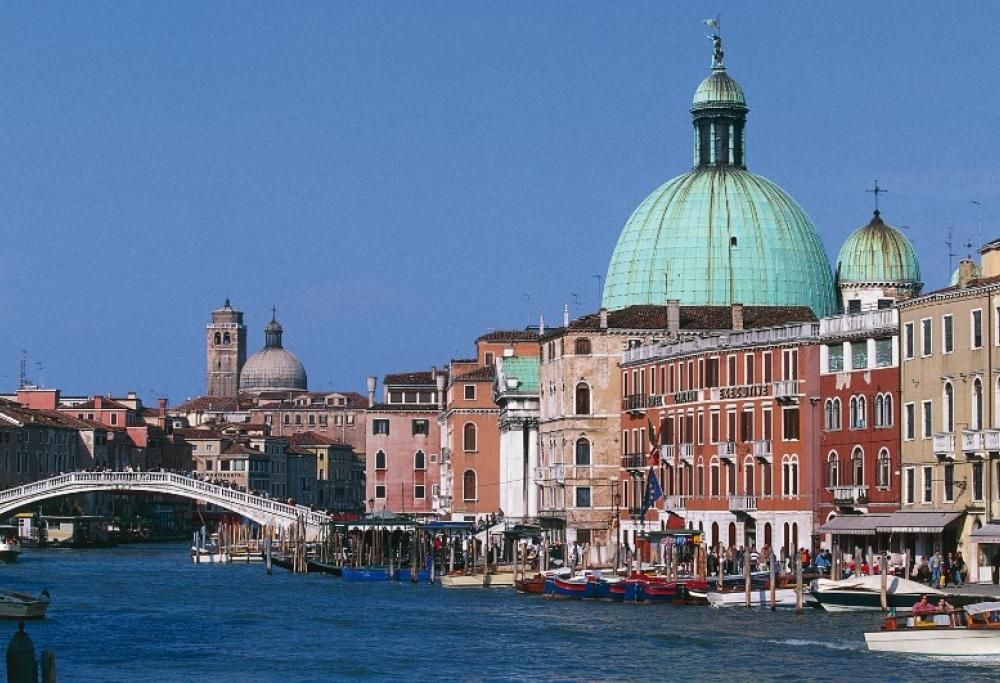 Surf sul Canal Grande di Venezia.  Denunciato un turista giapponese