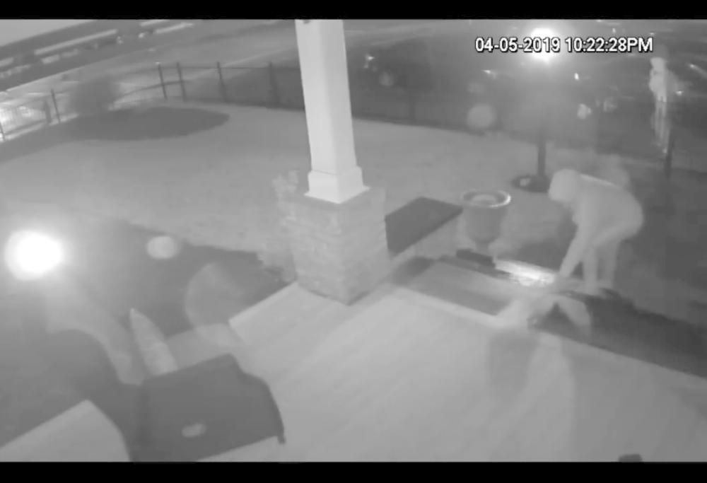 I ladri prima rubano la statua e poi si pentono e lasciano dei fiori. Il video