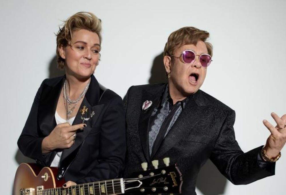 Elton John pubblica un nuovo album con Brandi Carlile: guarda il video di “Who Believes In Angels?”