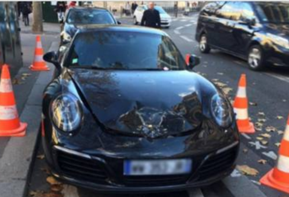 La Porsche è nel posto riservato ai taxi, la polizia la fa esplodere