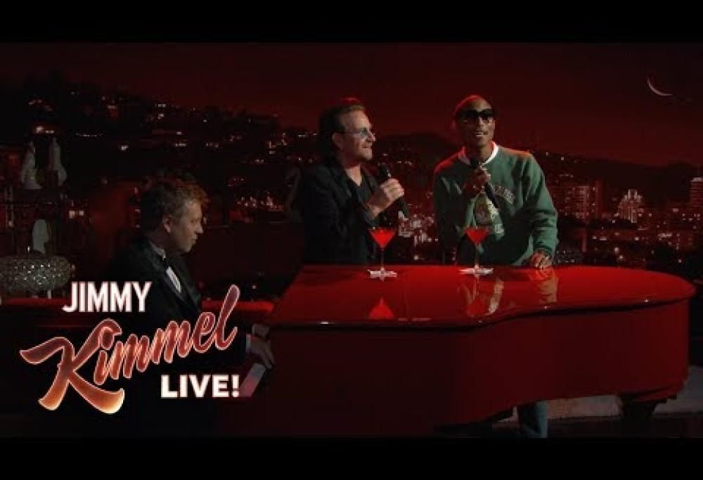 Bono e Pharrell Williams cantano i Bee Gees