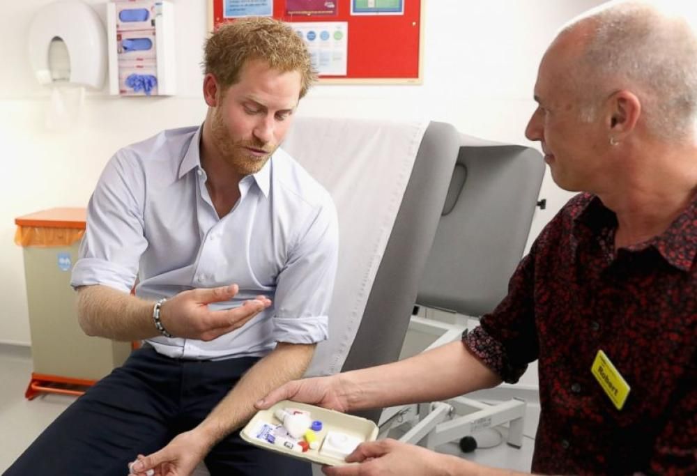 Il principe Harry fa il test dell’HIV in diretta su Facebook