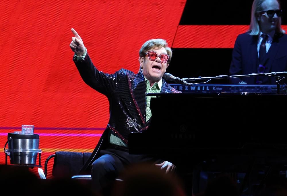 Elton John canta con Joni Mitchell I’m Still Standing: il video