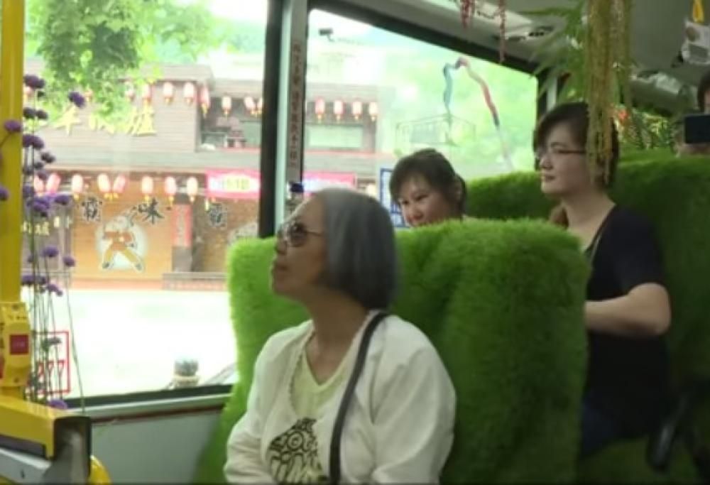 Taiwan, arriva l’autobus “pluviale” con fiori e piante esotiche. Il video