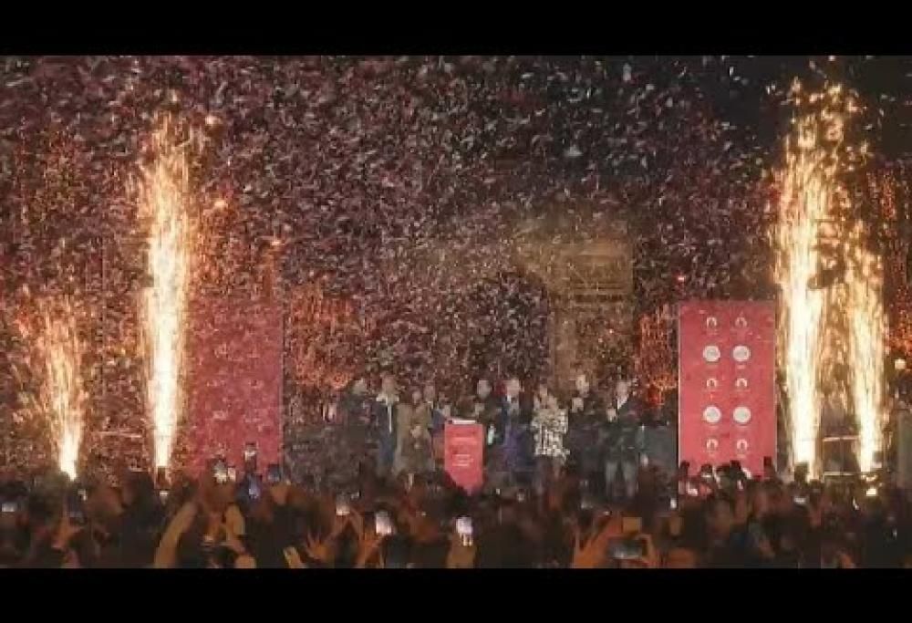 A Parigi si accendono le luci di Natale sugli Champs-Élysées: il video