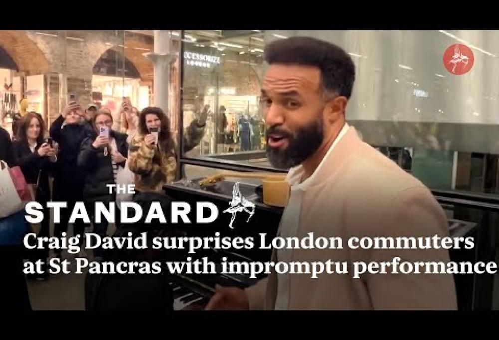 Craig David si esibisce a sorpresa alla stazione di St. Pancras a Londra: il video