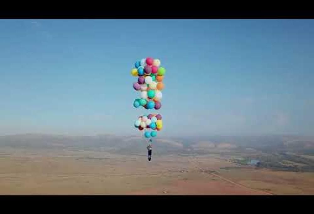 Incredibile:  in volo con cento palloncini come nel film Up!