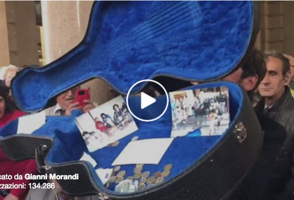 Gianni Morandi suona a Torino con dei musicisti di strada. Il video