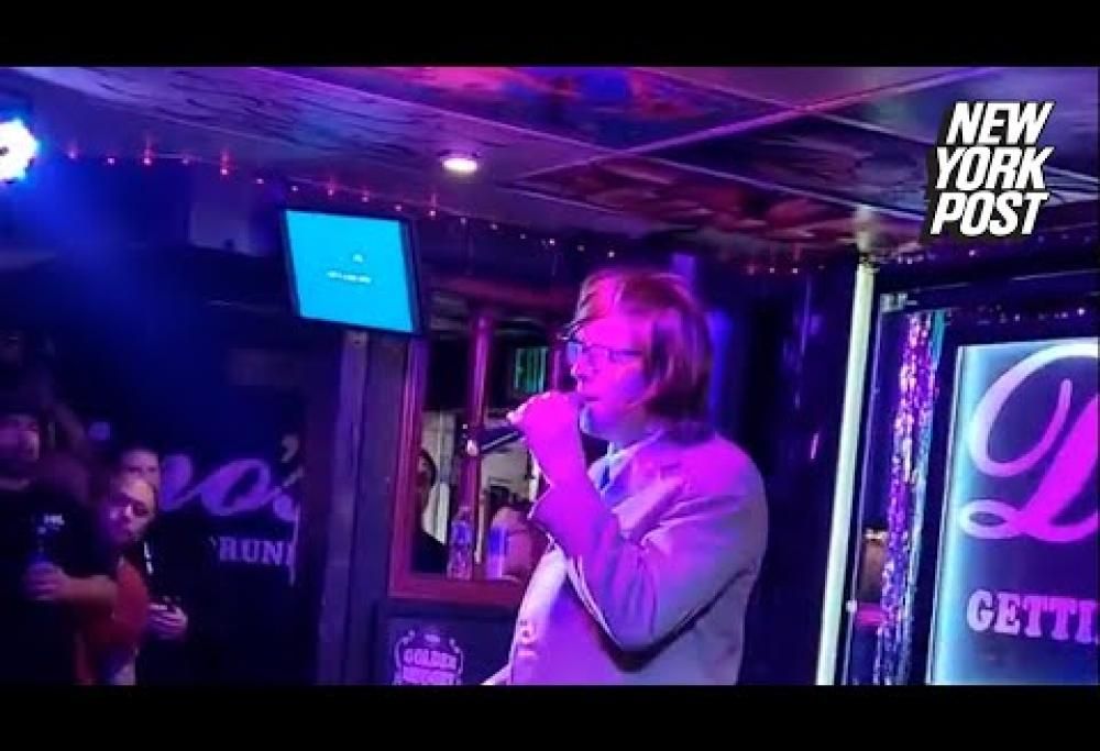 Chris Martin travestito da uomo d’affari canta al karaoke. Il video