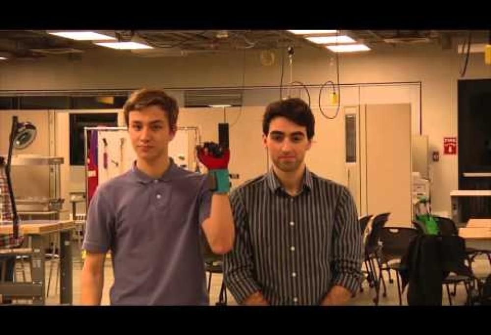 Dagli Stati Uniti i guanti che traducono la lingua dei segni