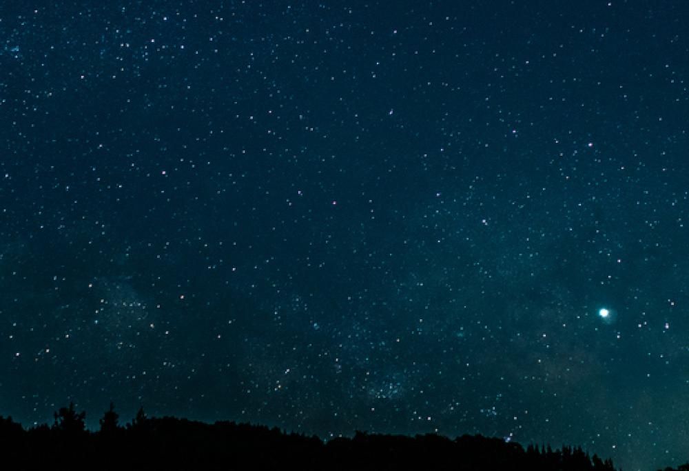 Il cielo di luglio ci regala uno spettacolo incredibile: Giove, Saturno e la cometa Neowise insieme