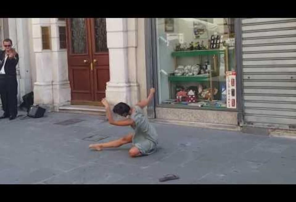 Ballerina danza sulle note di un musicista di strada. Il video commuove il web.